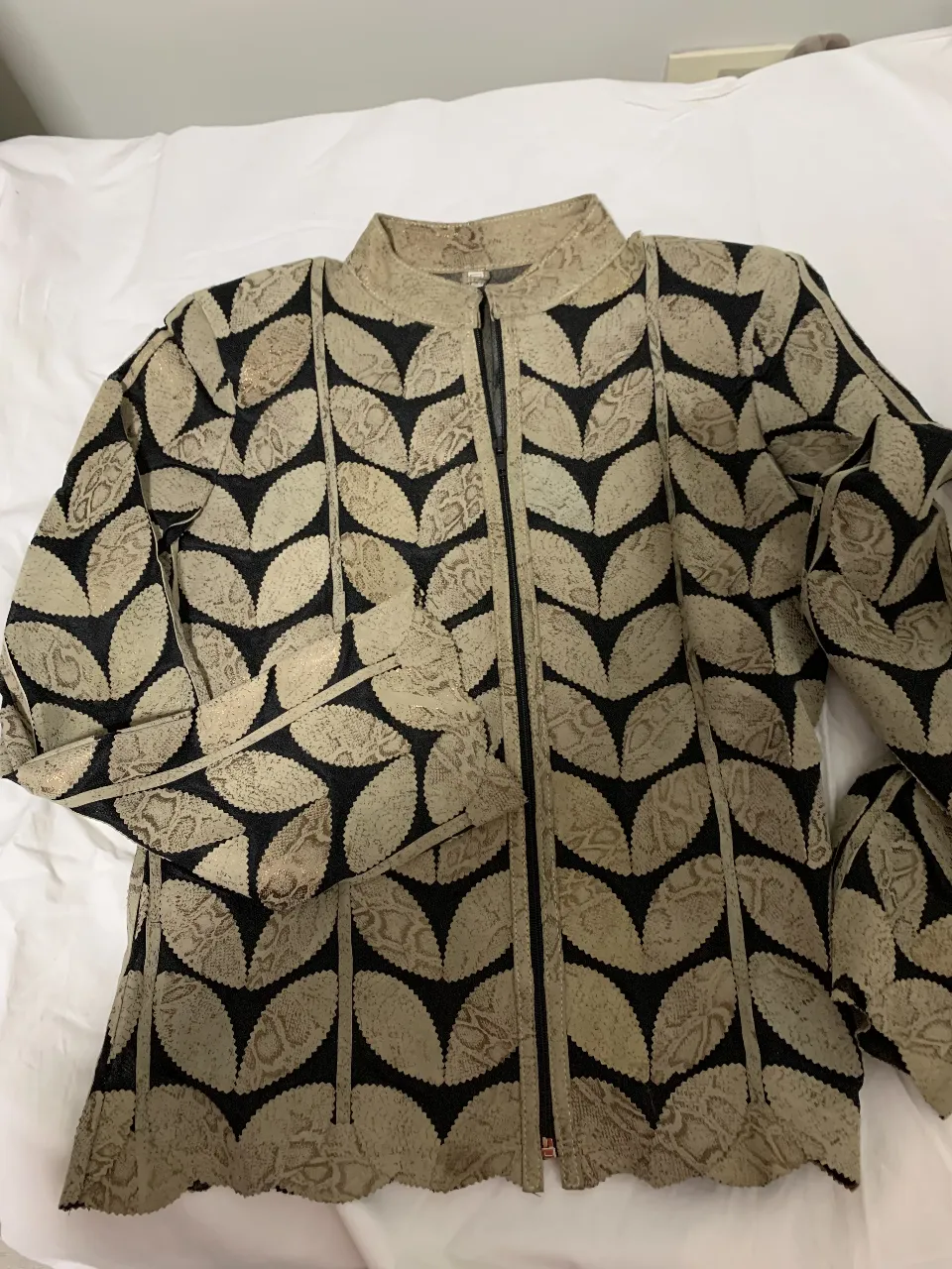 Campera i
portada Francia estilo biker con diseño de hojas en relieve. Confeccionada en cuero con cierre frontal y detalles en negro. Ideal para un look moderno y audaz.SIN ESTRENAR