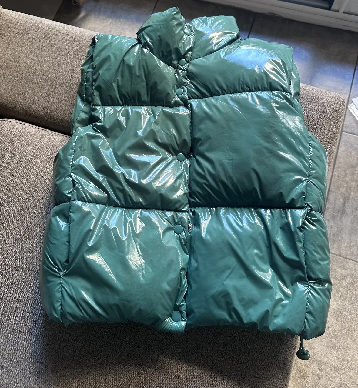 Chaleco acolchado verde brillante de la marca Julieta. Ideal para un look moderno y abrigado. Perfecto para usar en días frescos.