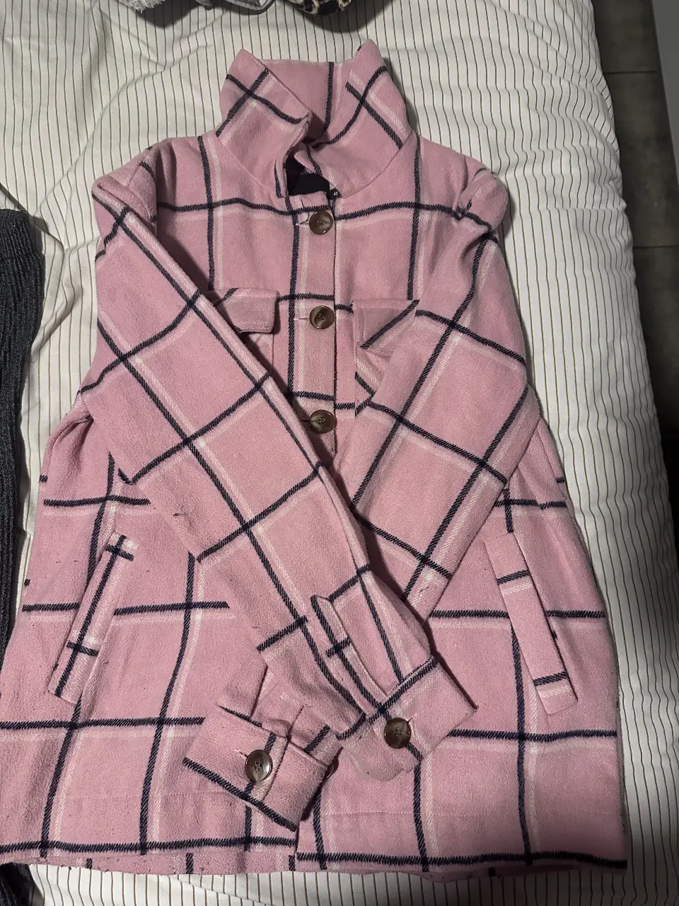 Camisa a cuadros rosa y negro, con botones y bolsillos. Ideal para un look casual y abrigado.