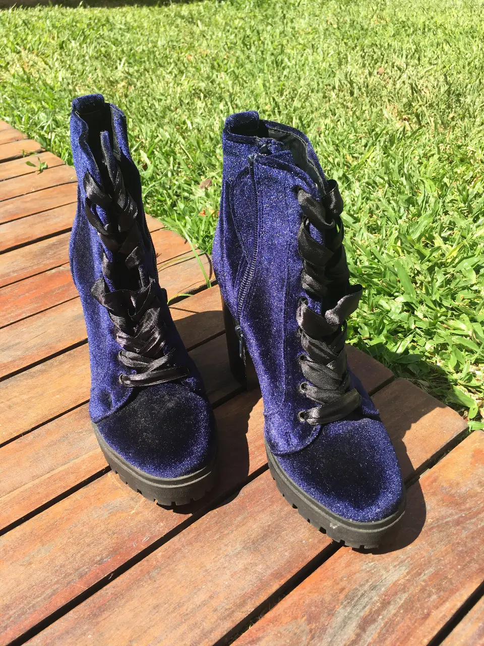 Botines de mujer en terciopelo azul con cordones negros y taco ancho. Ideales para un look de fiesta o salida.