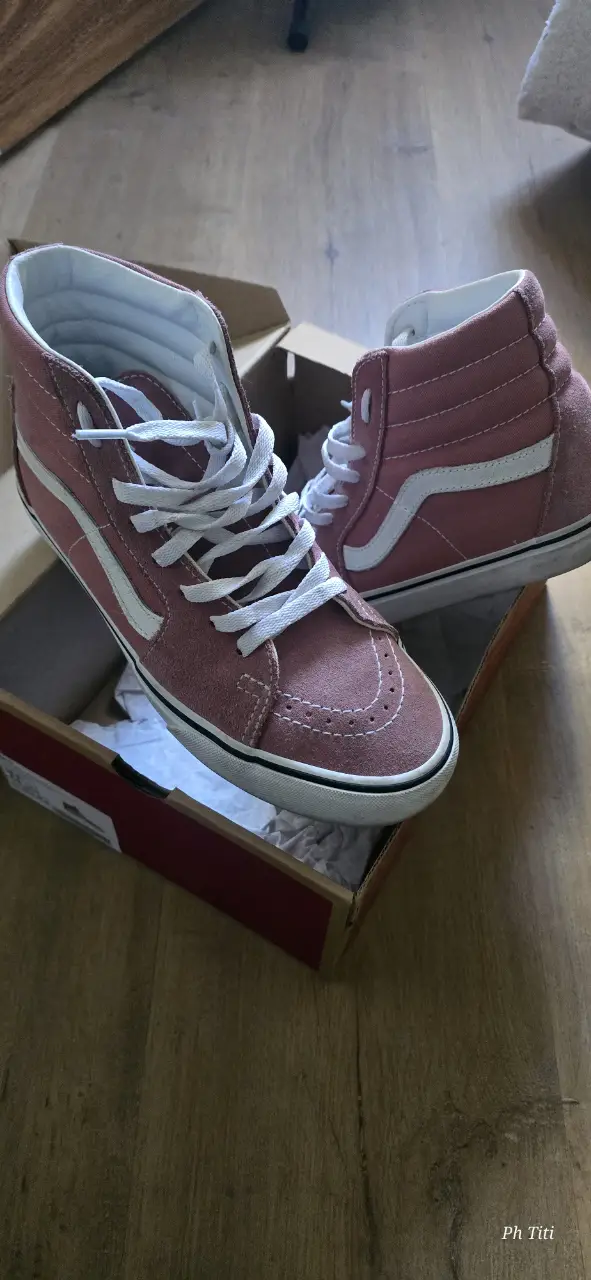 Zapatillas Vans Sk8-Hi color rosa con detalles en blanco. Talle 38.5, unisex. Ideales para un look casual y urbano.