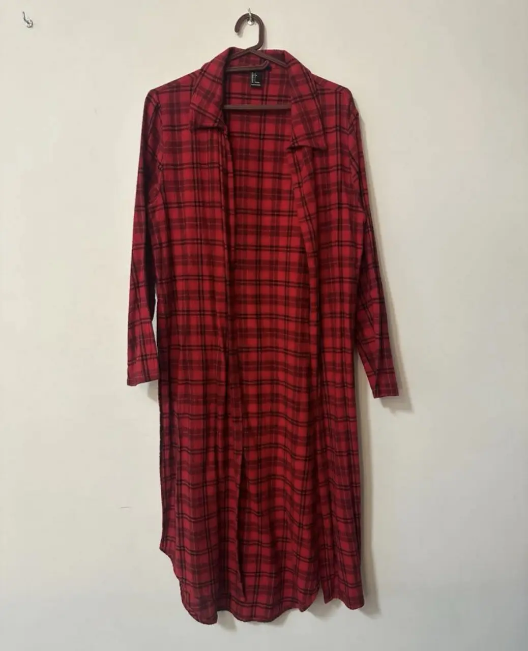 Camisa larga a cuadros roja y negra, ideal para un look casual y canchero. Talle L, perfecta para usar como sobrecamisa o como vestido.