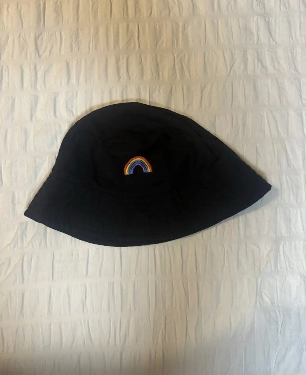 Piluso negro con bordado de arcoíris. Ideal para un look casual y moderno.