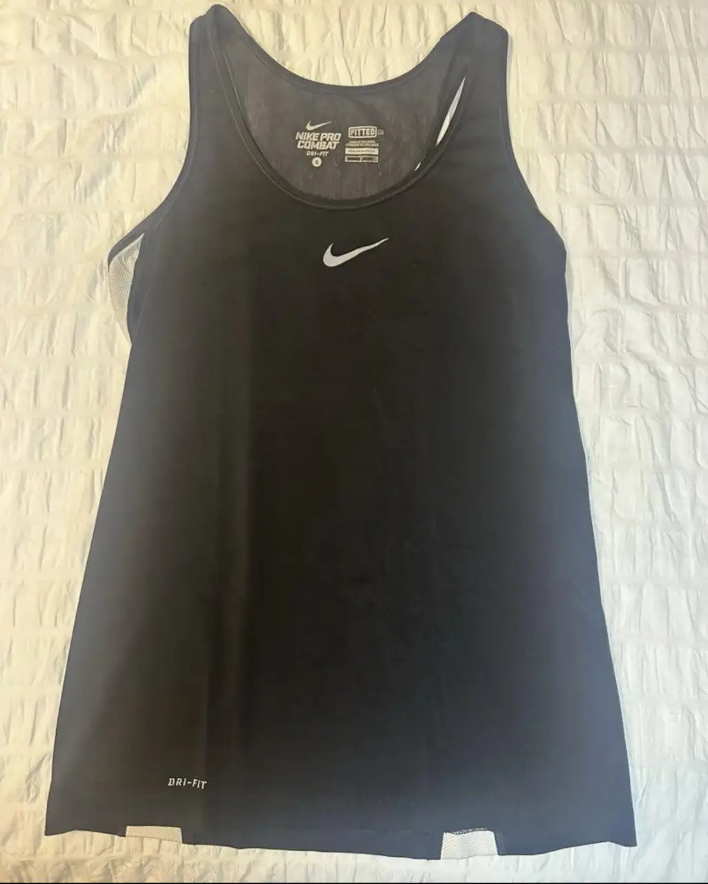 Musculosa deportiva Nike Pro Combat Dri-Fit negra con detalles blancos. Ideal para entrenamientos de alto rendimiento.