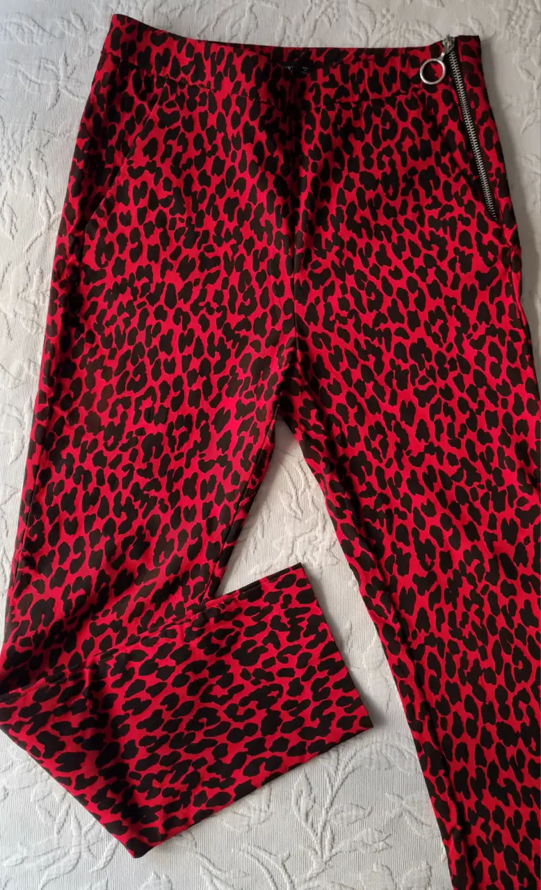 Pantalón de vestir de mujer, con estampado de leopardo en rojo y negro. Talle M, de la marca Zara Basic. Ideal para un look audaz y moderno.