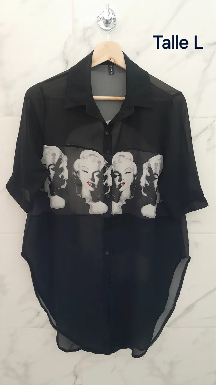 Camisa estilo gasa negra con estampa de Marilyn Monroe. Diseño único y llamativo, ideal para destacar tu estilo.