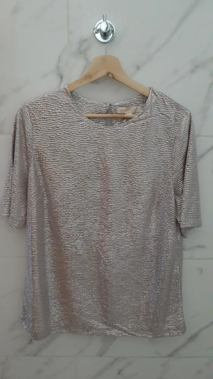 Blusa plateado con textura brillante, ideal para un look sofisticado y moderno. Perfecto para eventos o salidas nocturnas.