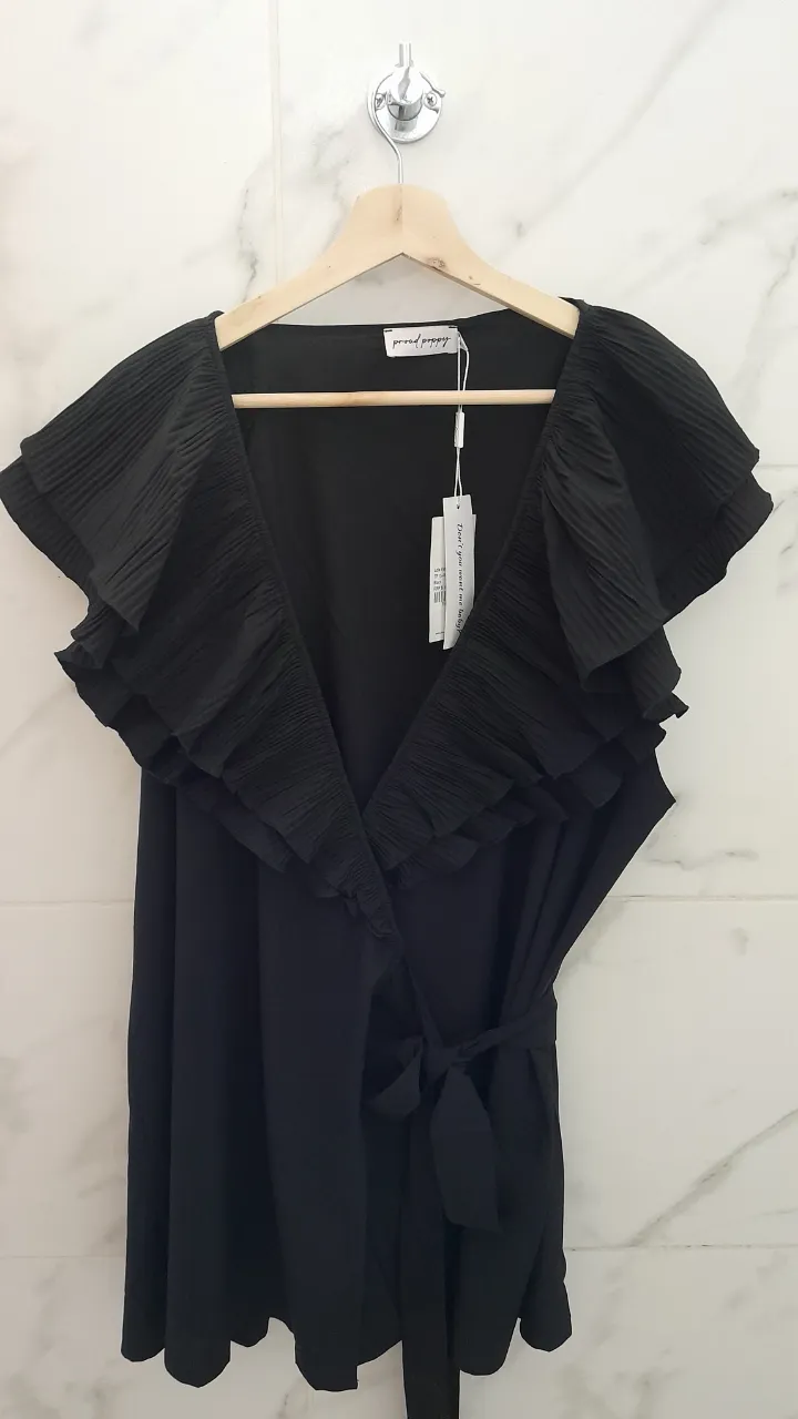Blusa cruzada con lazo negro con volados. Ideal para una salida o fiesta.