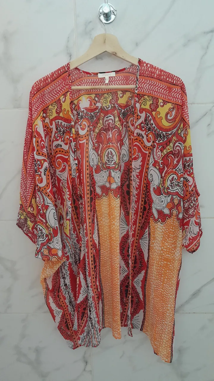 Kimono super amplio estampado súper fresco y liviano, ideal para usar sobre un traje de baño o como accesorio para darle un toque especial a tu outfit. Su diseño vibrante y colorido lo hace perfecto para el verano.