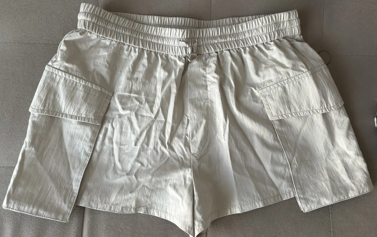 Short Zara talle S de mujer color gris clarito, con cintura elastizada y bolsillos laterales. Ideal para un look casual y cómodo.