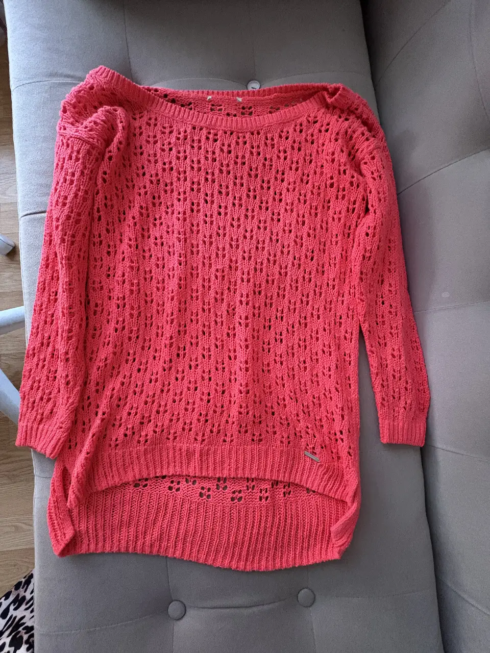 Sweater coral, muy playero.  Marca Gilly hockey, sin etiqueta. Excelente estado.