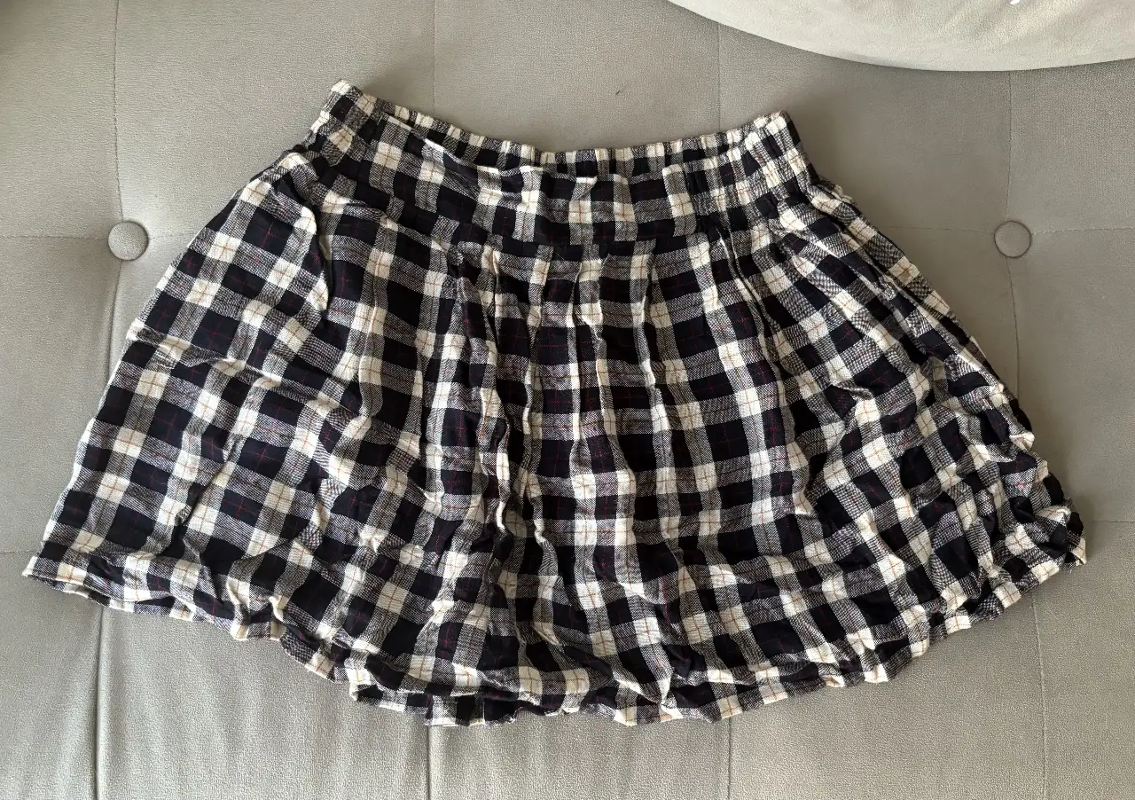 Pollera Forever 21 a cuadros blanco y negro, ideal para un look casual y moderno. Talle S.