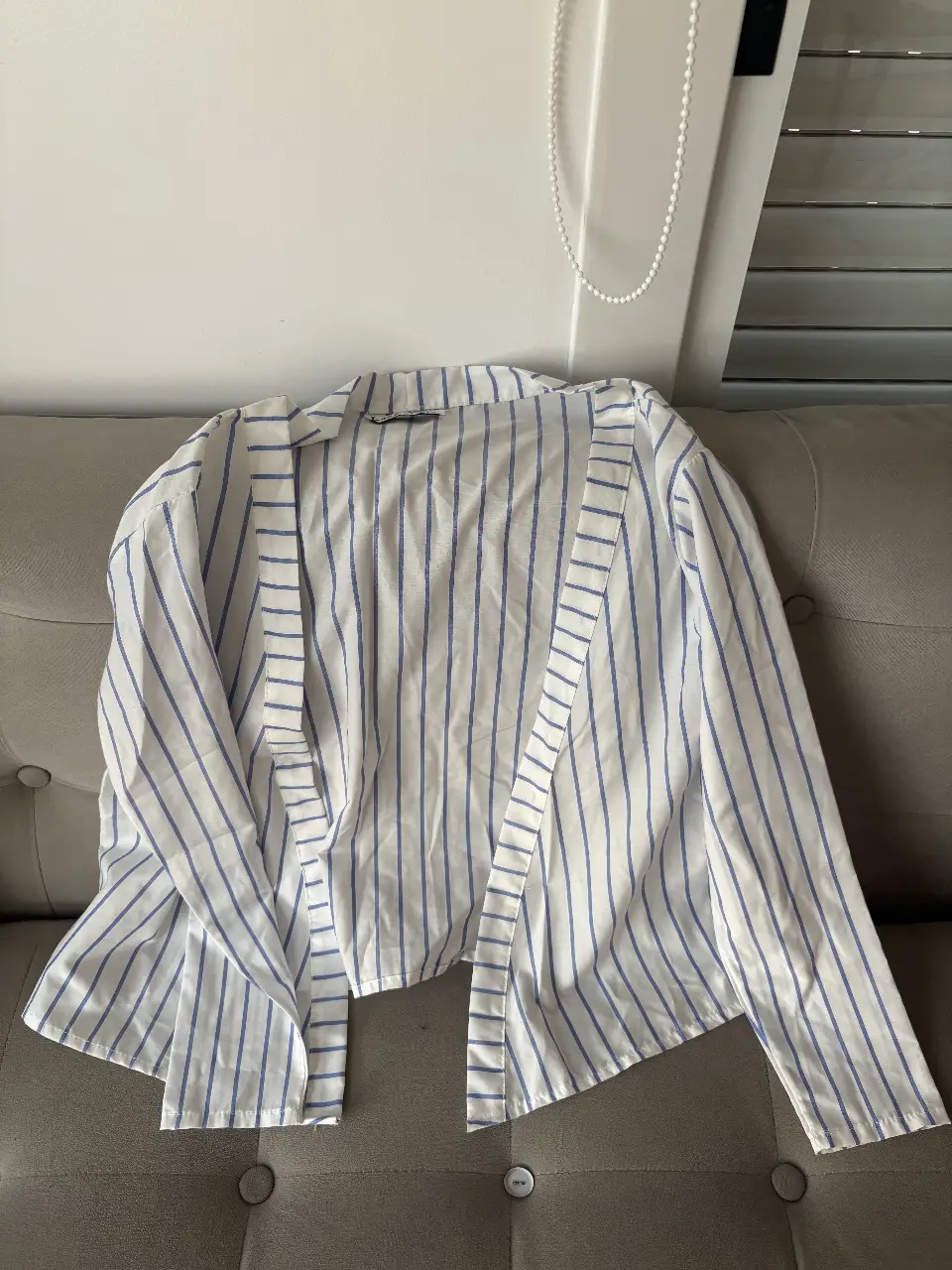 Camisa a rayas celeste y blanca de la marca Las Pochis, muy veraniega para usar abierta. Confeccionada en tela liviana.