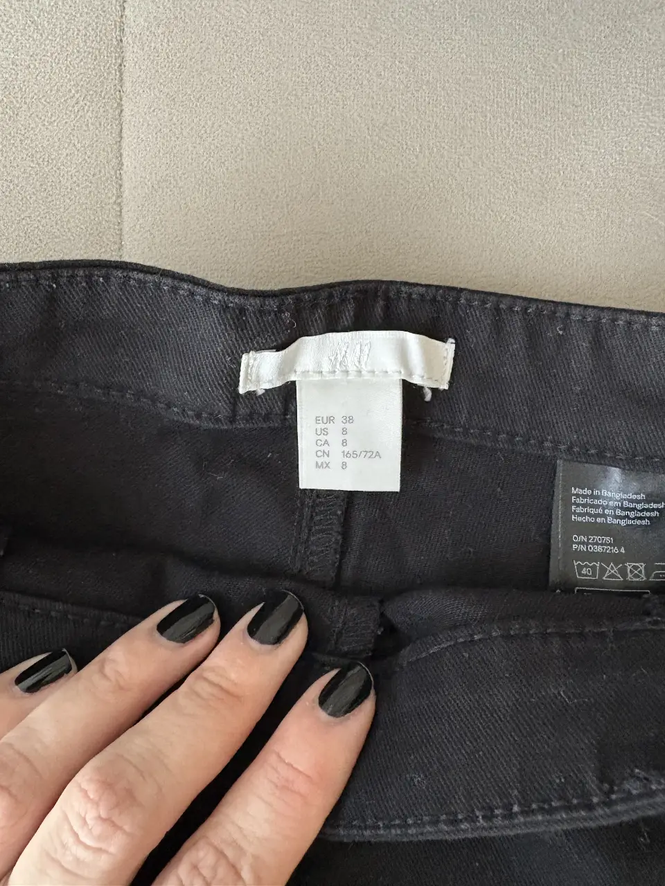 Short de jean negro de H&M, tiro alto, con cierre lateral. Ideal para un look casual y moderno.