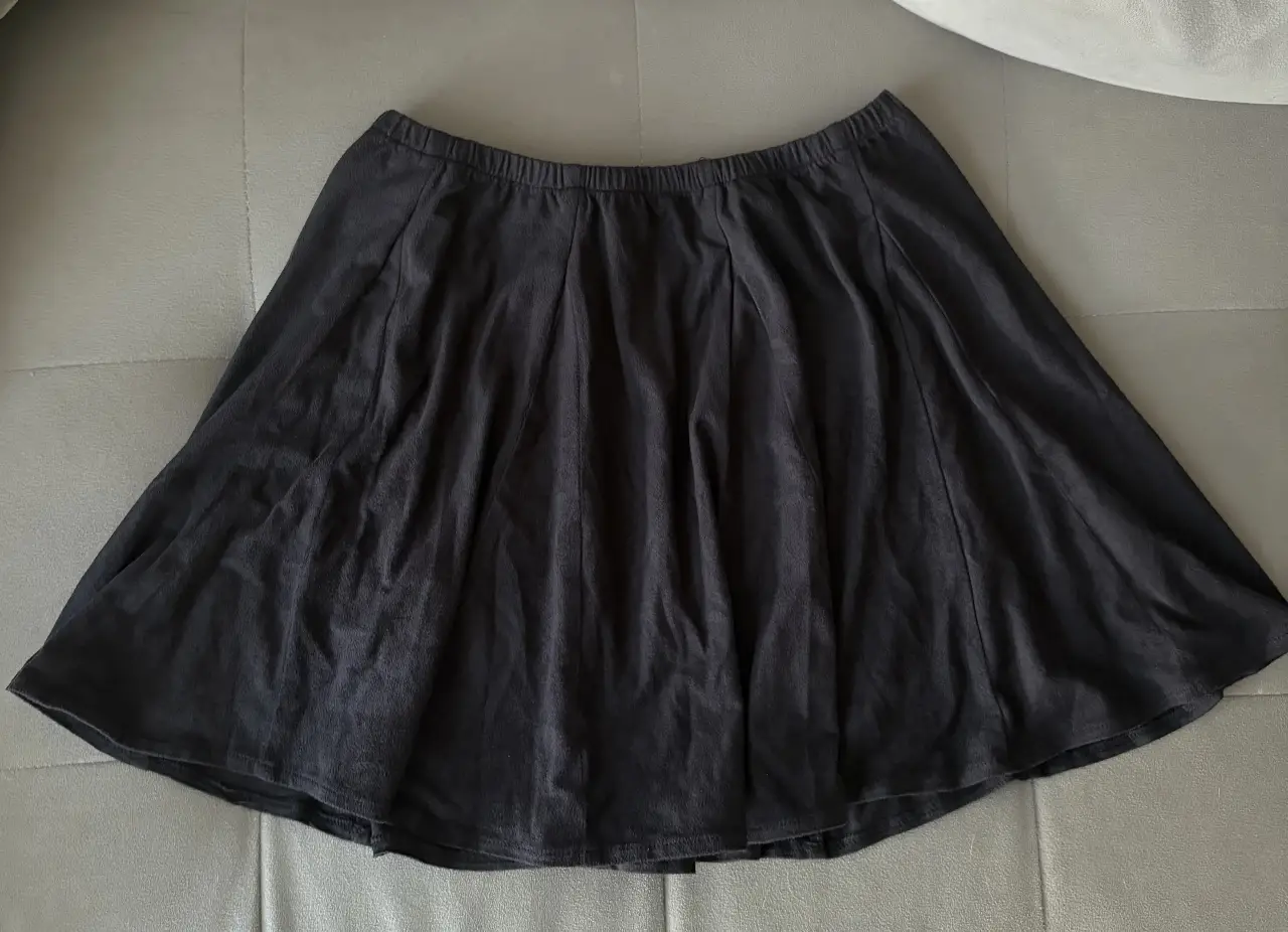Pollera Brandy Melville de terciopelo finito, ideal para un look casual y versátil. Talle único.