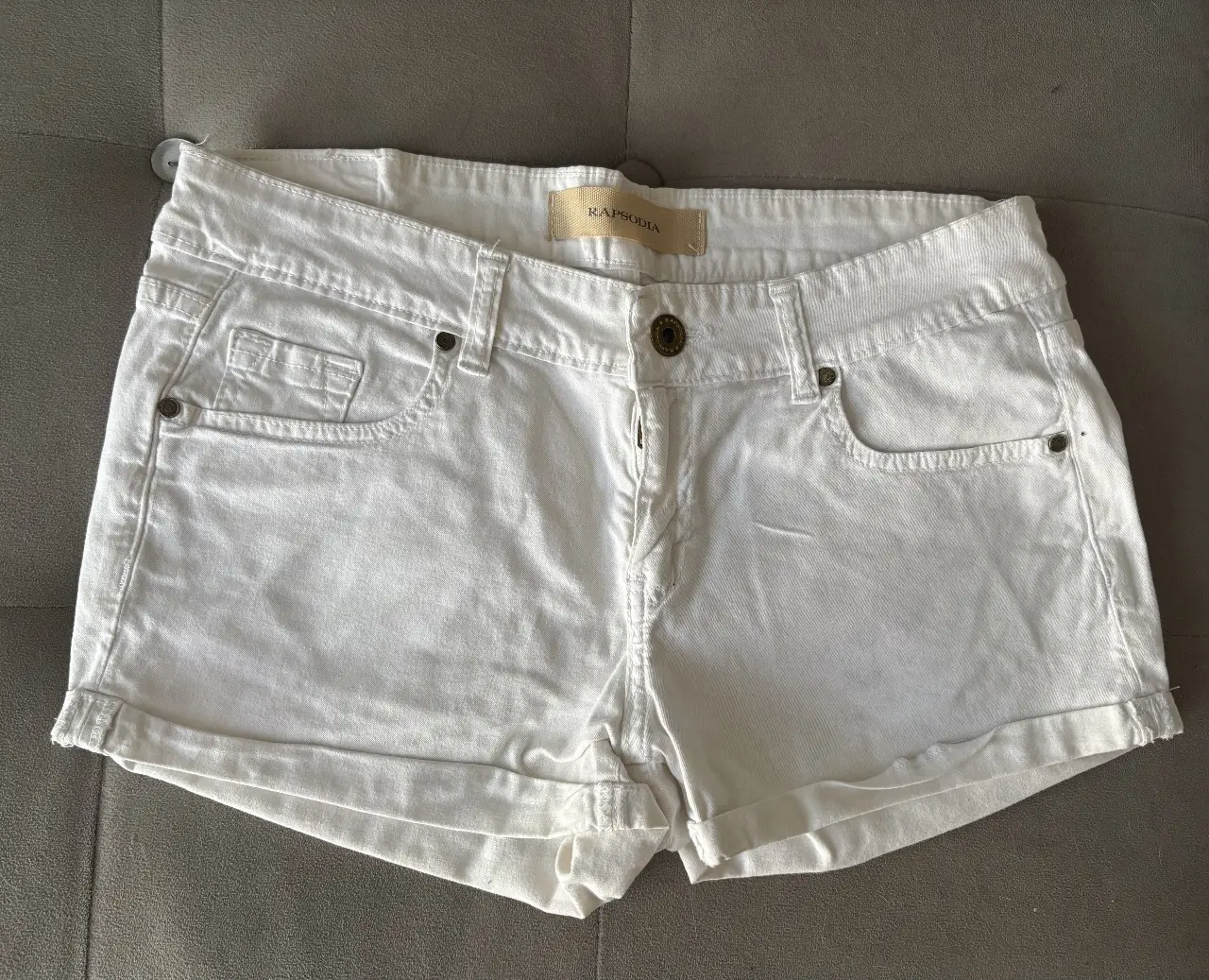 Short de jean blanco de mujer Rapsodia, tiro bajo, talle S con bolsillos delanteros y traseros. Ideal para un look casual y fresco.