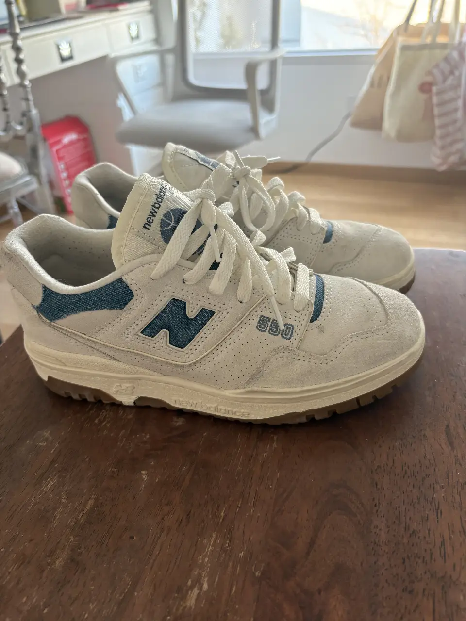 Zapatillas Unisex New Balance 550 blancas con detalles en azul jean. Talle 37, ideales para un look casual y cómodo. SIN USO