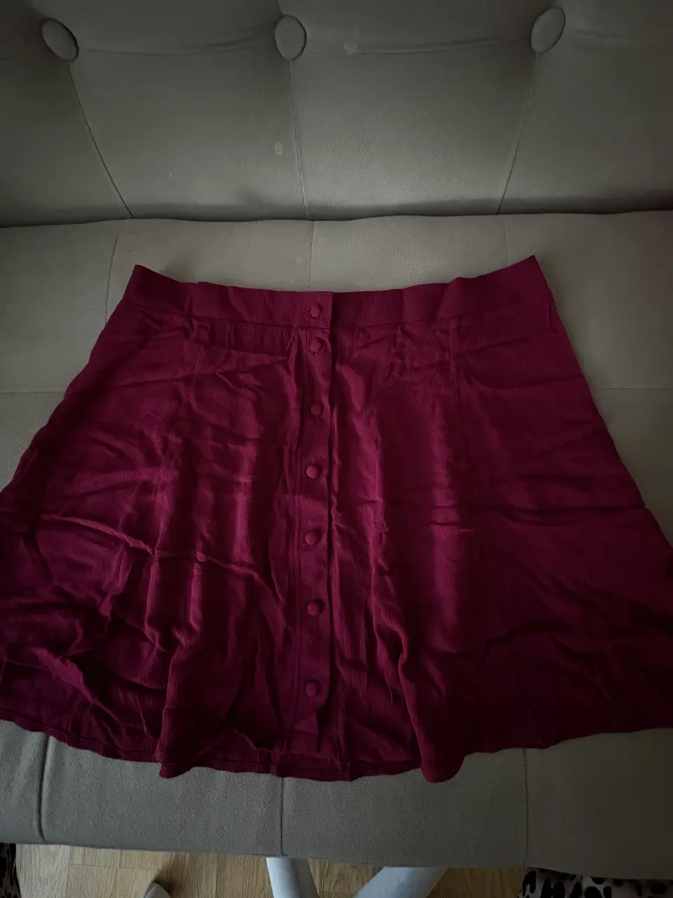 Pollera Pacsun bordó, con botones delanteros y talle S/M. Es un S grande. Ideal para un look casual y moderno.