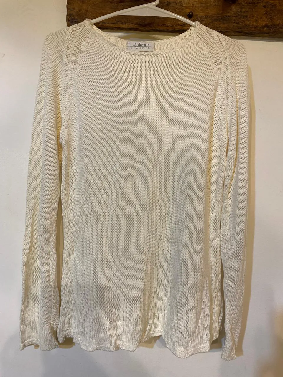 Sweater tejido de manga larga en color crudo. Posee cuello redondo y terminaciones deshilachadas en cuello, puños y ruedo.