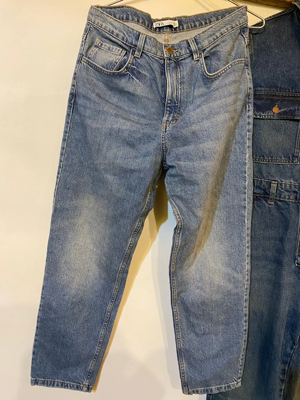 Jeans de tiro alto, color azul claro con desgastes.