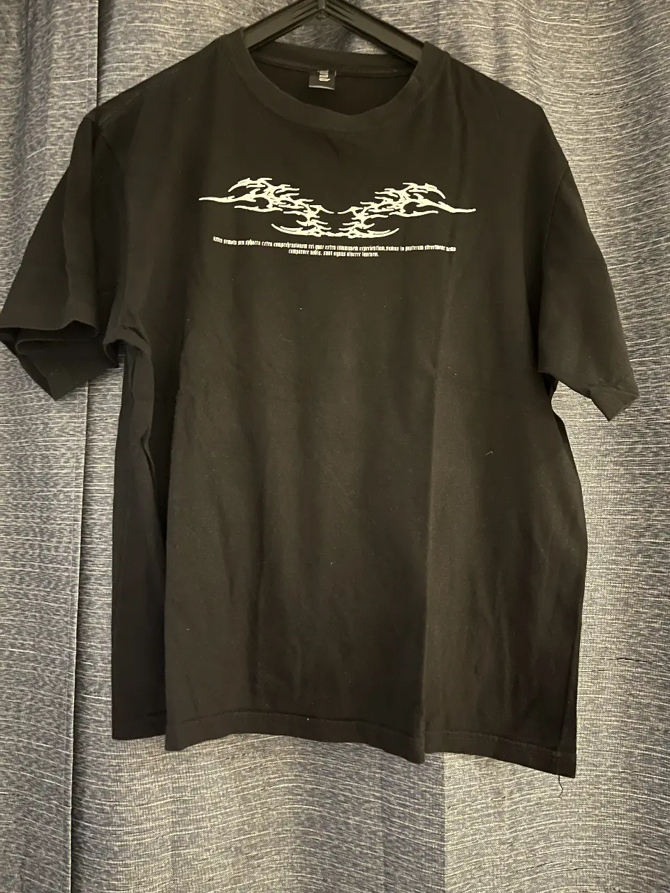 Remera negra con estampado "Ethereal" en la espalda y diseño en la parte delantera. Ideal para un look casual y con estilo. Remera de la marca Beyond.