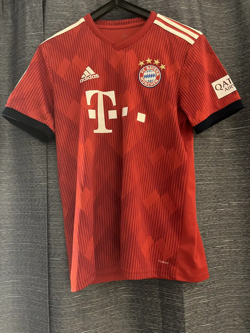 Camiseta de fútbol del Bayern Munich temporada 17/18, color rojo, con el número 11 y el nombre JAMES en la espalda. Ideal para fanáticos y coleccionistas. 