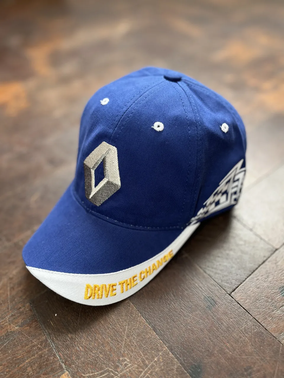 Gorra azul de Renault Sport, con logo bordado y frase "DRIVE THE CHANGE". 