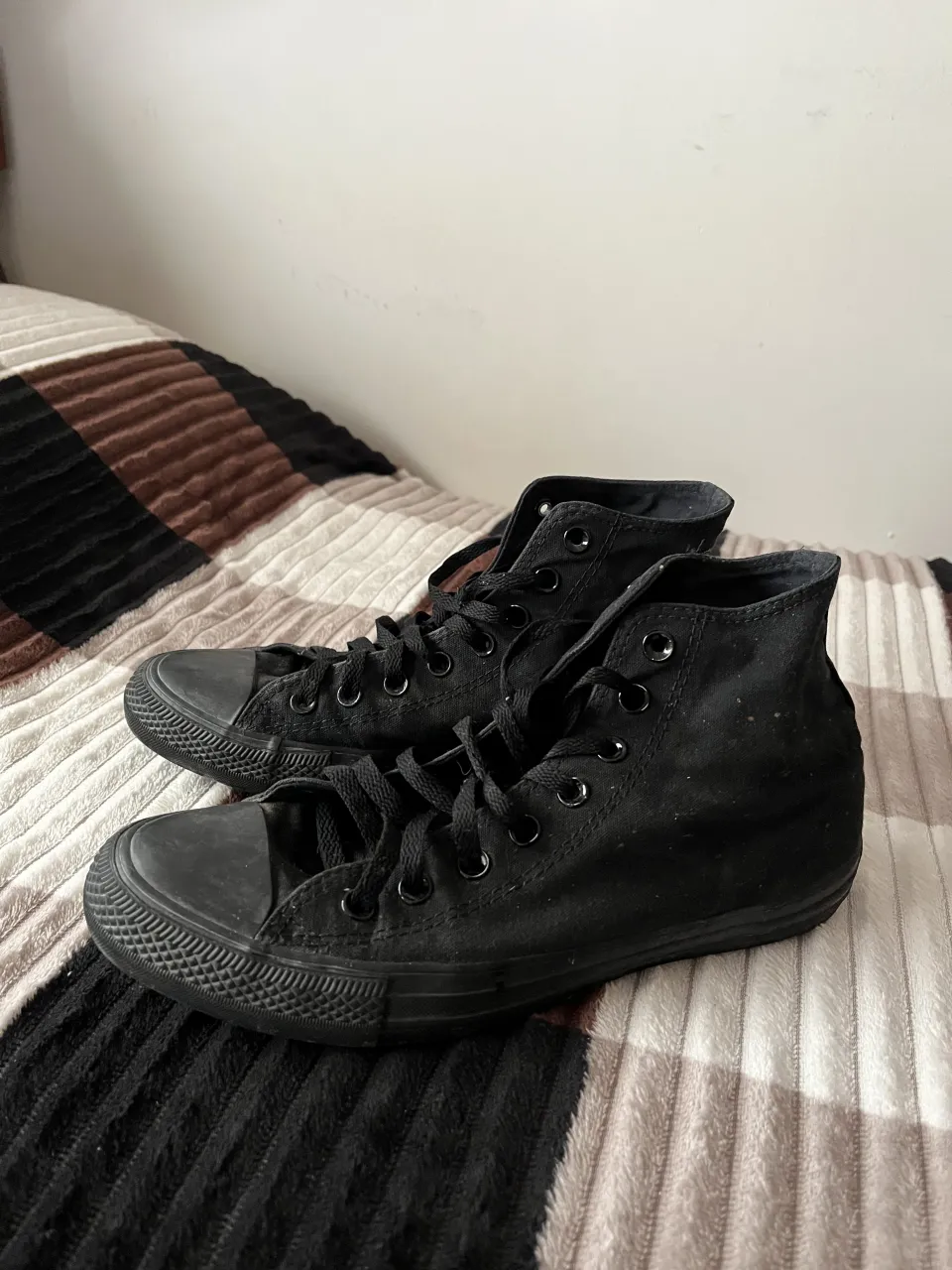 Zapatillas de converse negras, tienen solo unas pequeñas manchas detrás pero casi no se notan 