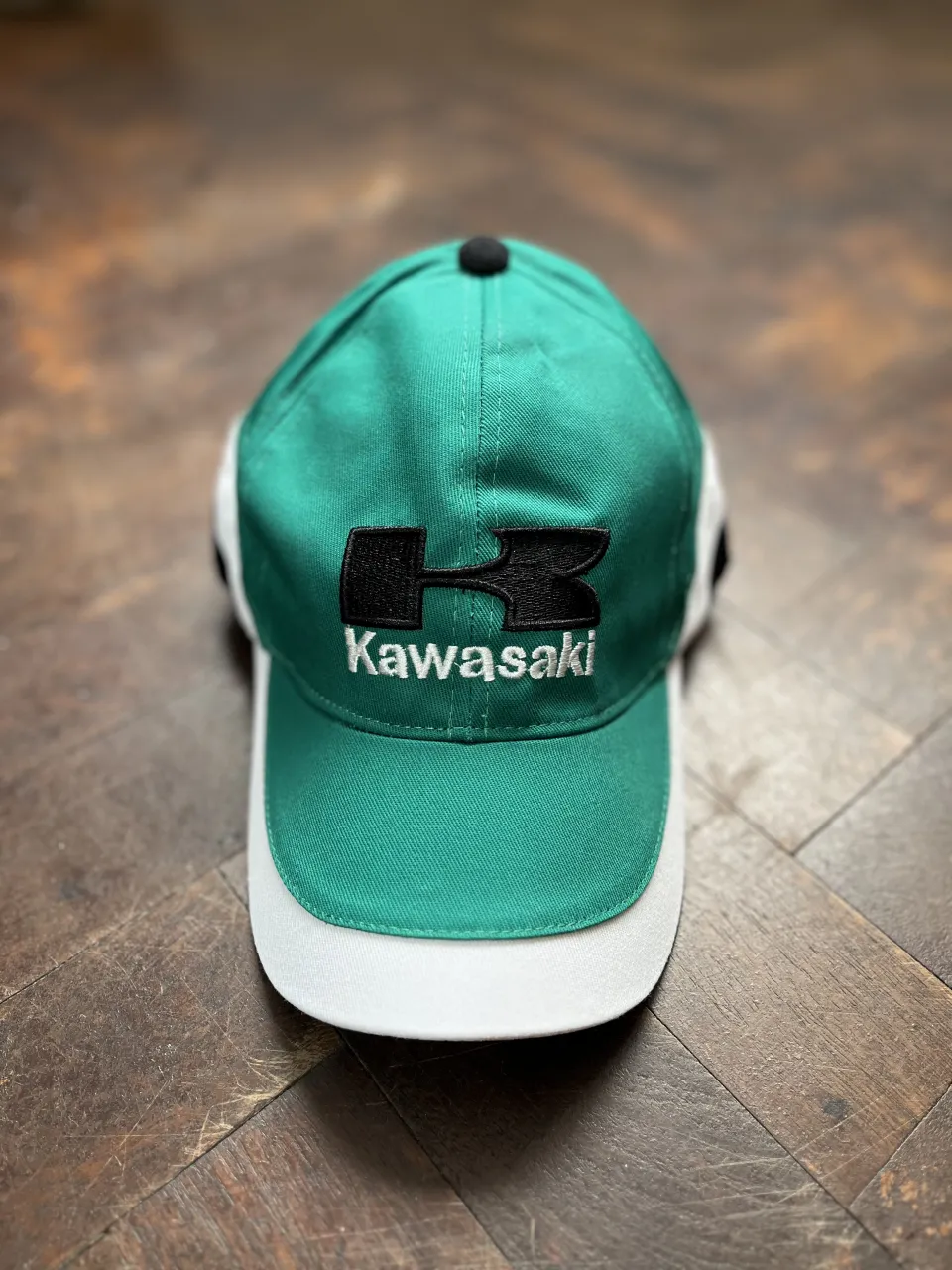 Gorra de Kawasaki, ideal para los fanáticos de la marca. Diseño deportivo con el logo bordado en el frente y el nombre de la marca en la parte trasera.