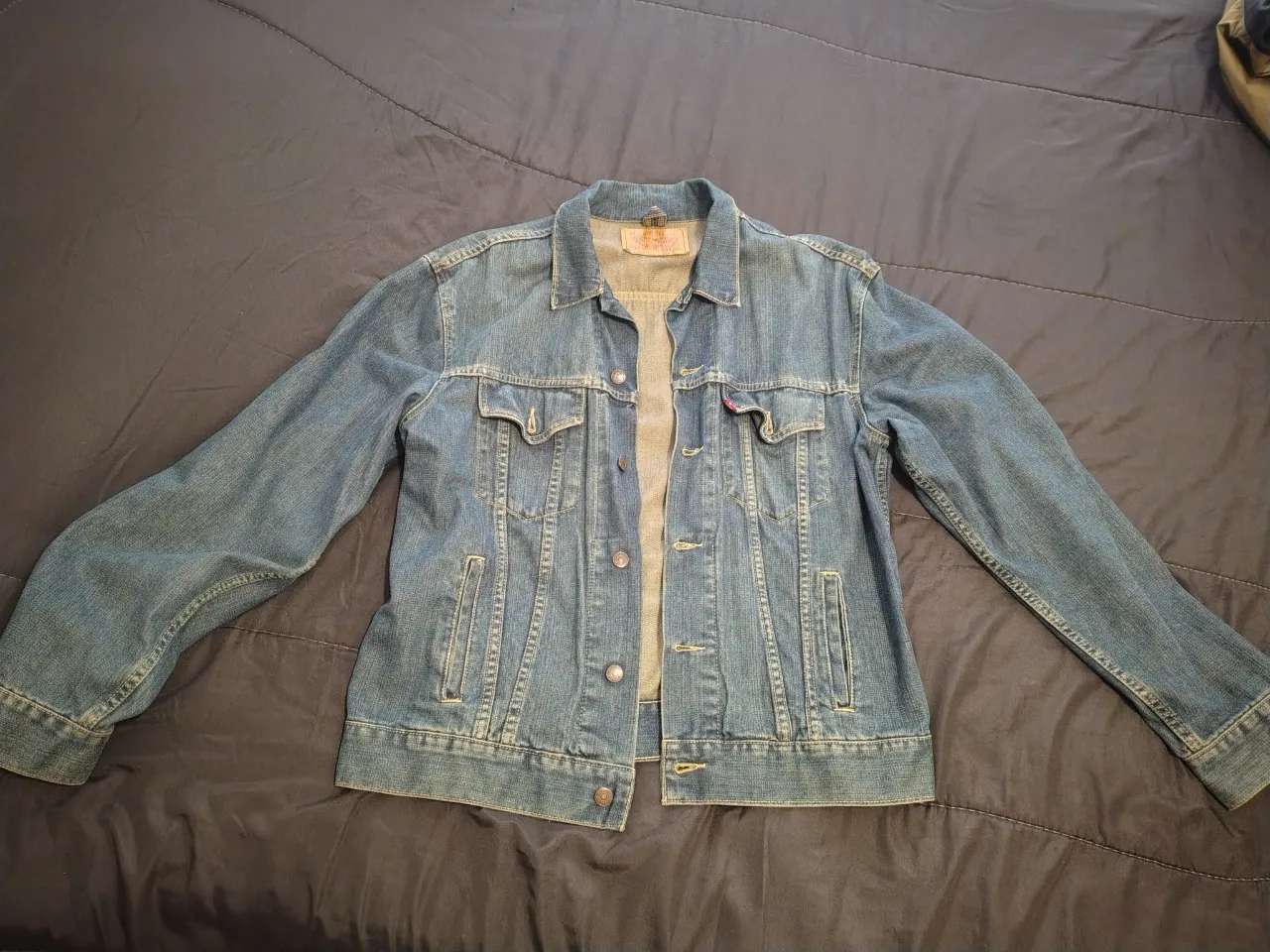 Campera de jean azul clásico, estilo vintage, con el icónico logo de Levi's. Ideal para un look casual y atemporal.