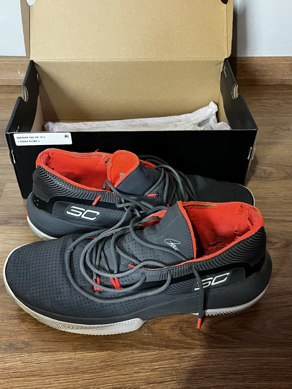 Zapatillas de básquet, ideales para entrenamiento y competición. Diseño moderno en gris oscuro con detalles en rojo vibrante, combinando estilo y funcionalidad. Perfectas para quienes buscan comodidad y soporte en cada movimiento.