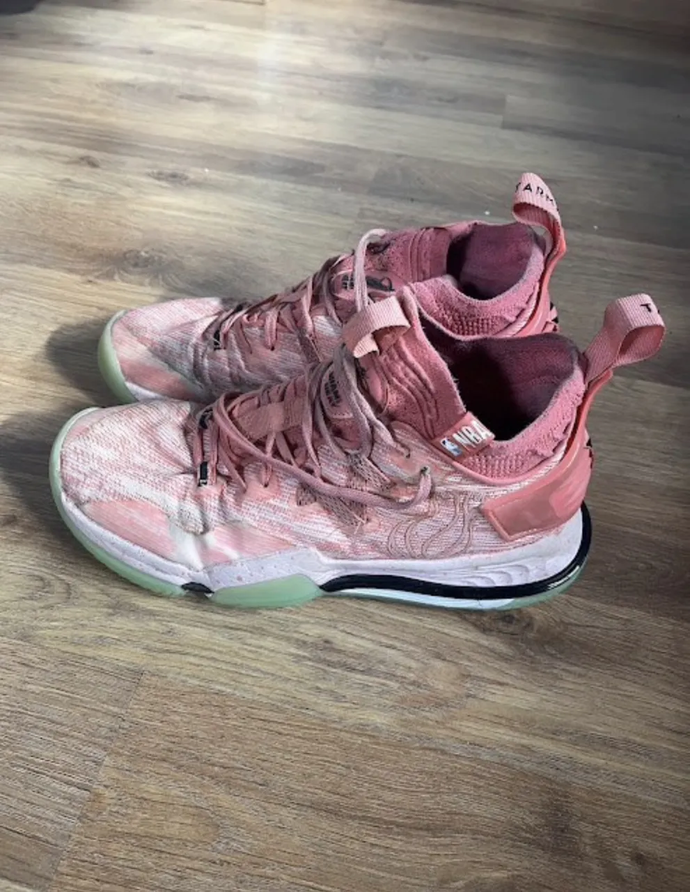 Zapatillas de básquet TARMAK color rosa con detalles blancos y suela verde. Tienen cordones y tiras en el talón.
En muy buen estado, tienen muy poco uso. Han sido usadas 4 veces pero por ser el talle equivocado decidimos venderlas. Excelente frenada y calidad.