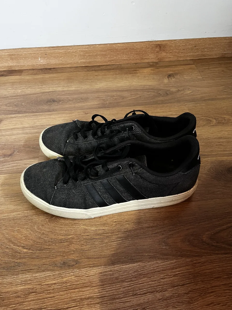 Zapatillas urbanas Adidas, color gris oscuro con detalles negros y suela blanca. Ideales para el día a día.