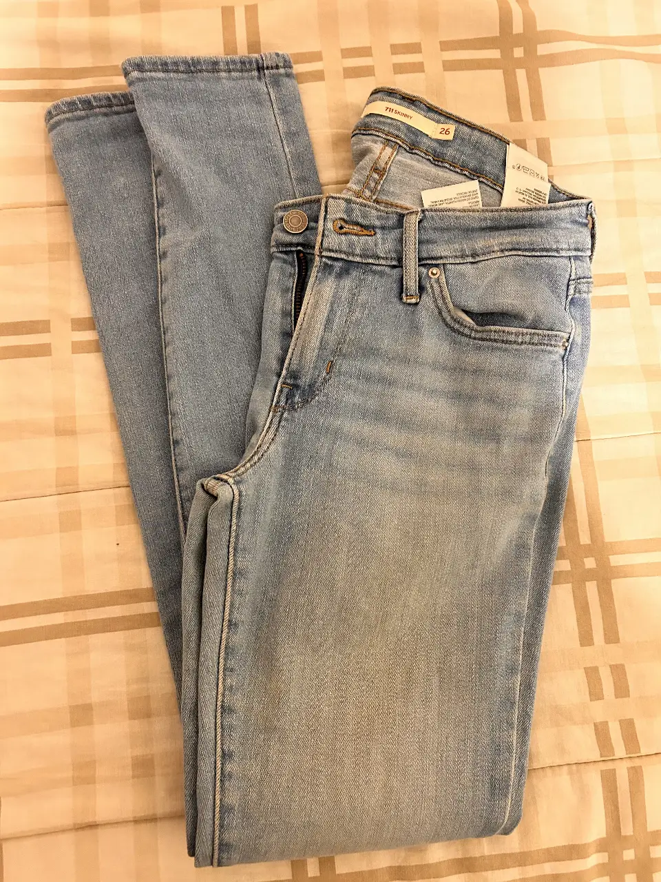 Jeans 711 Levi’s Skinny de mujer, tiro bajo, color azul claro, talle 26. Perfecto para un look casual y moderno.