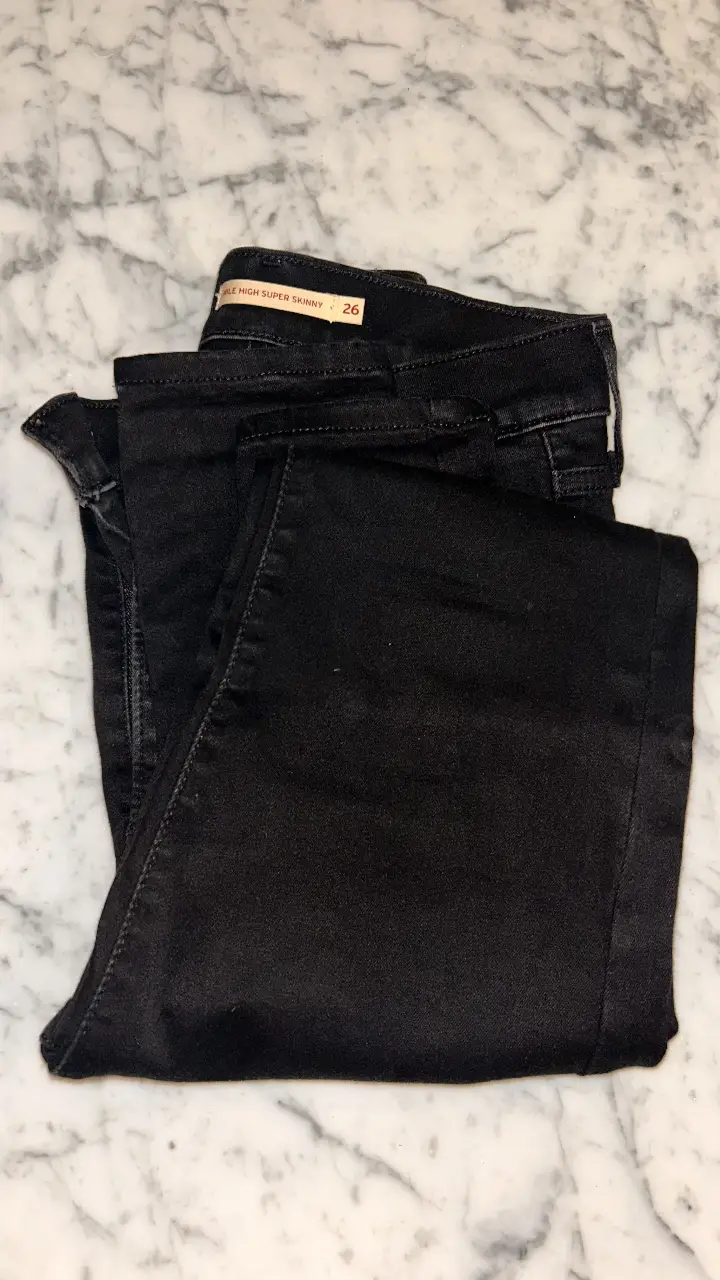 Jeans Levi's 711 de tiro alto, color negro, talle 26. Skinny, ideal para un look casual y versátil. Solo 2 usos, sin ningún defecto. 