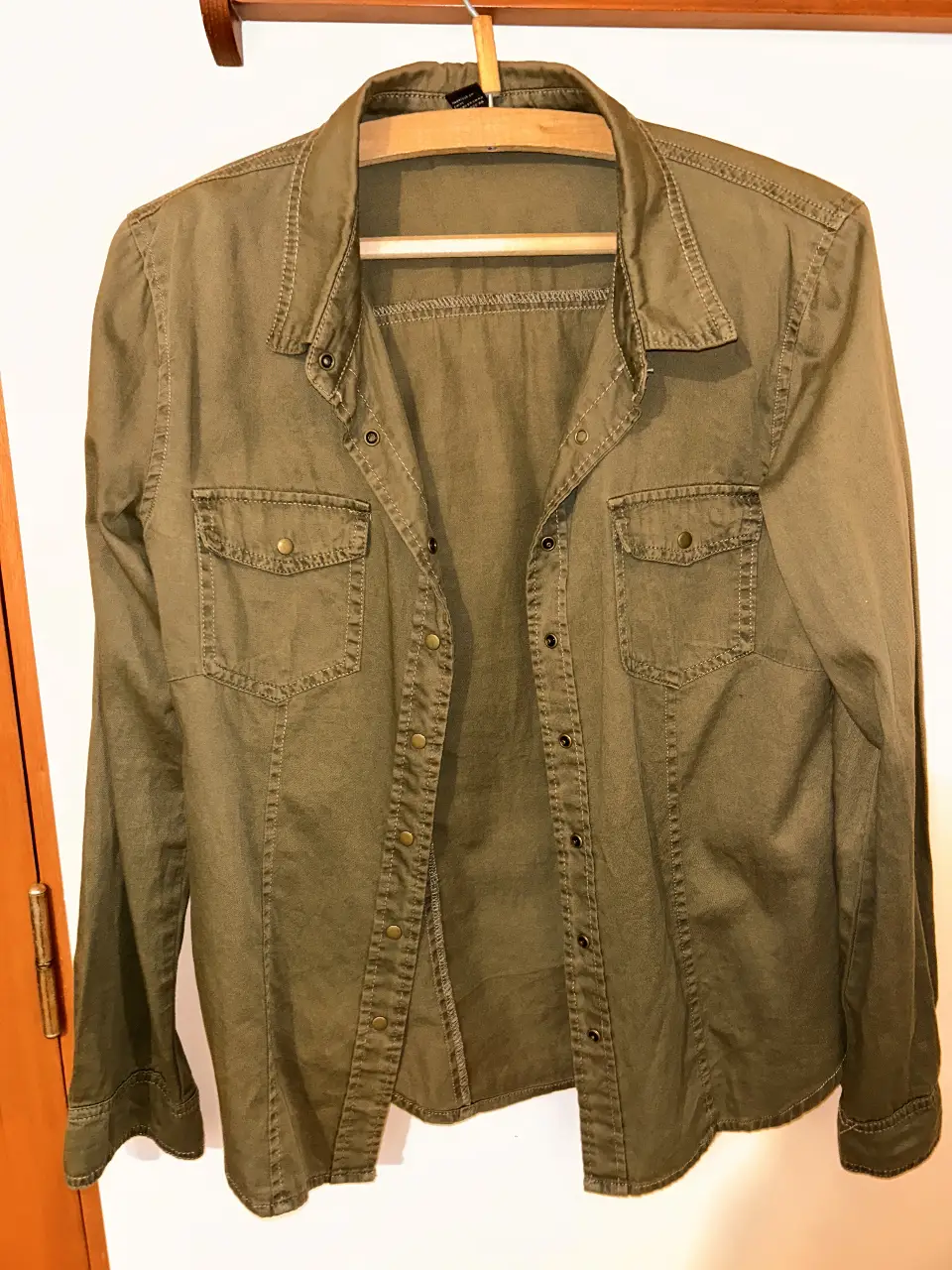 Camisa de mujer Forever 21, color verde militar, talle S. Con dos bolsillos delanteros y botones. Ideal para un look casual y canchero.