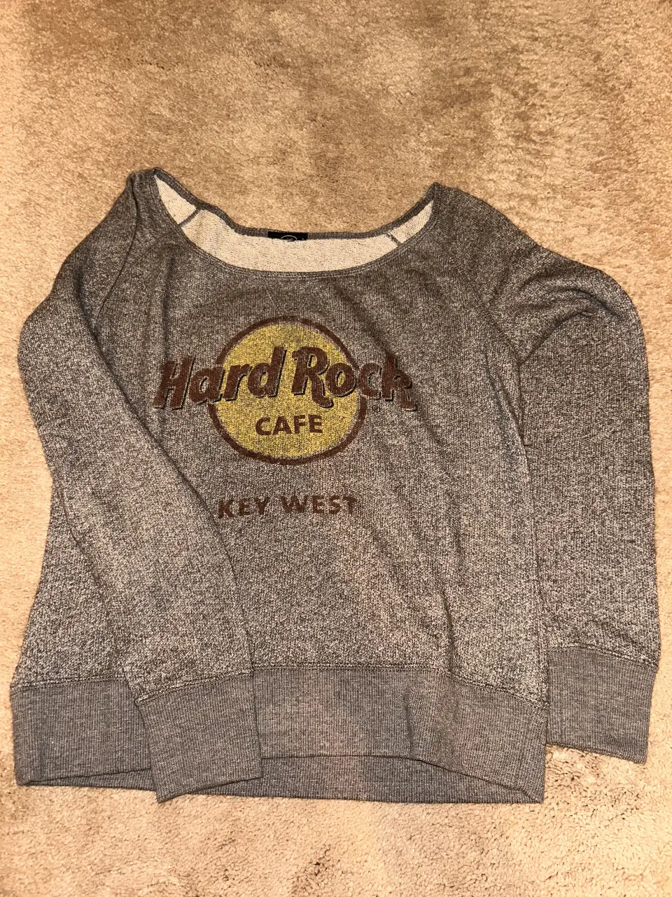 Buzo de cuello redondo gris con estampado "Hard Rock Cafe Key West". Ideal para un look casual y cómodo.