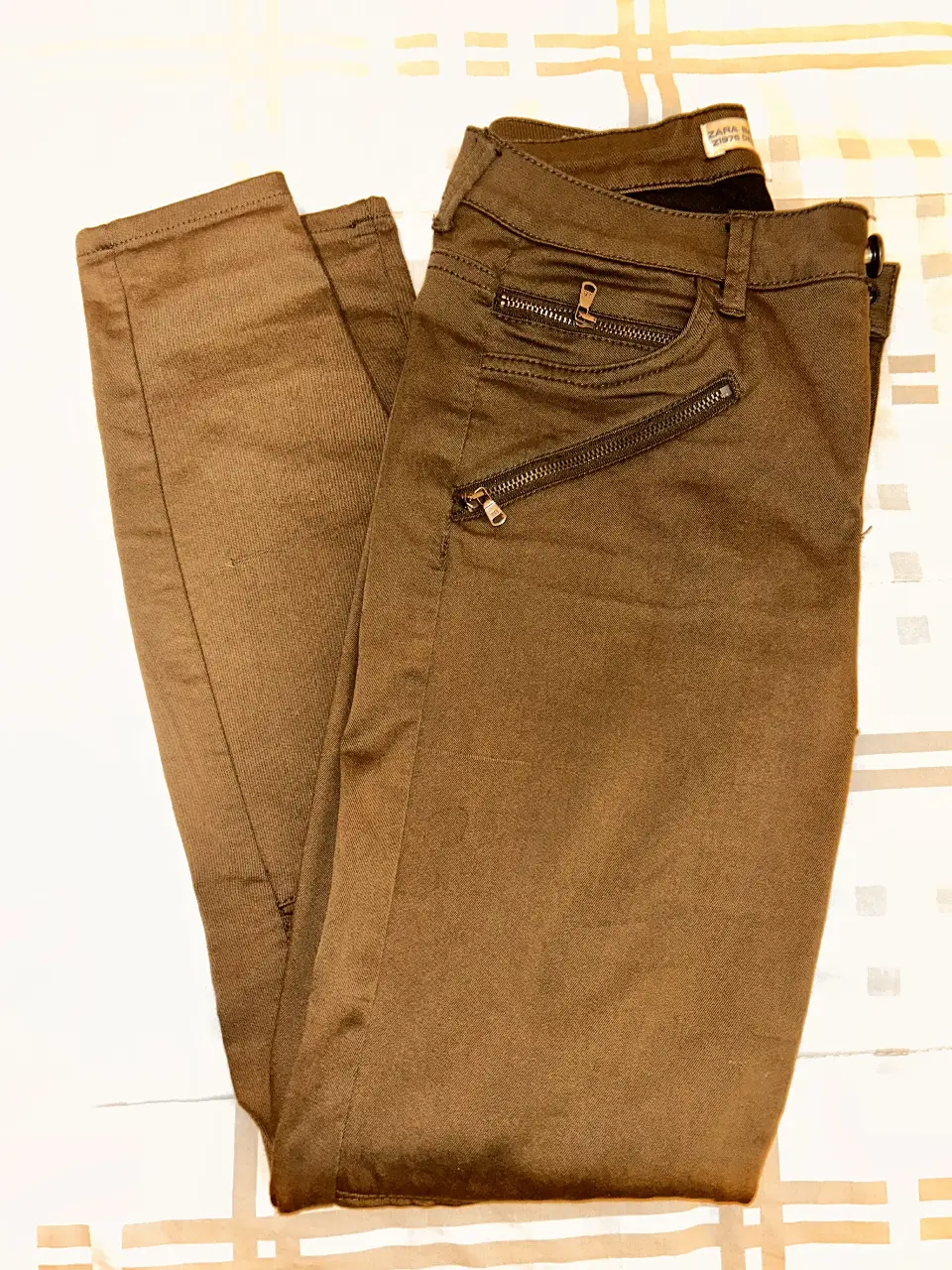 Pantalón de mujer skinny color verde militar, con detalles de cierre en los bolsillos delanteros. Marca Zara Basic Z1975 Denim.
