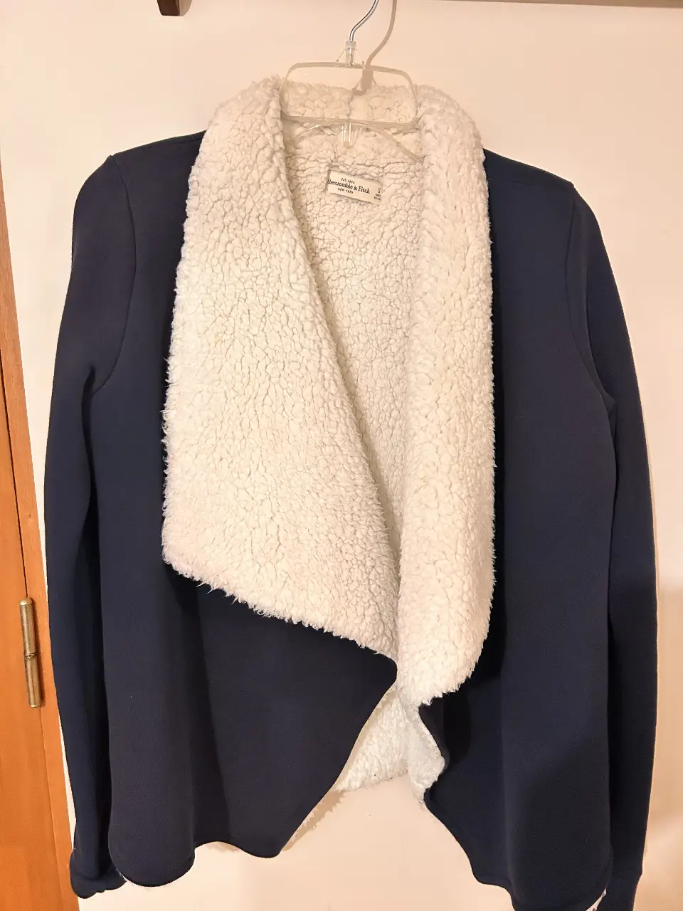 Cardigan de mujer Abercrombie & Fitch, azul marino con interior de sherpa blanco. Talle S. Ideal para un look casual y abrigado.