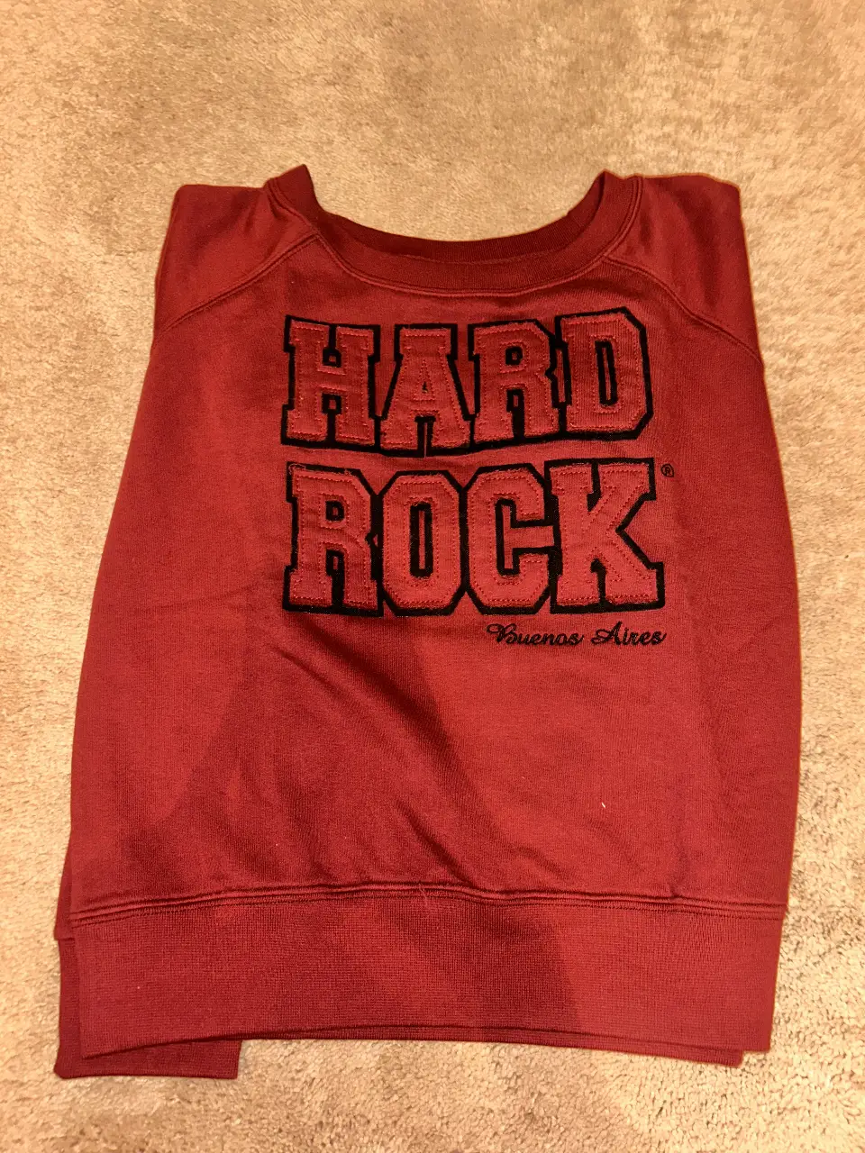 Buzo de cuello redondo Hard Rock Cafe Buenos Aires, color rojo, talle small. Ideal para un look casual y urbano.