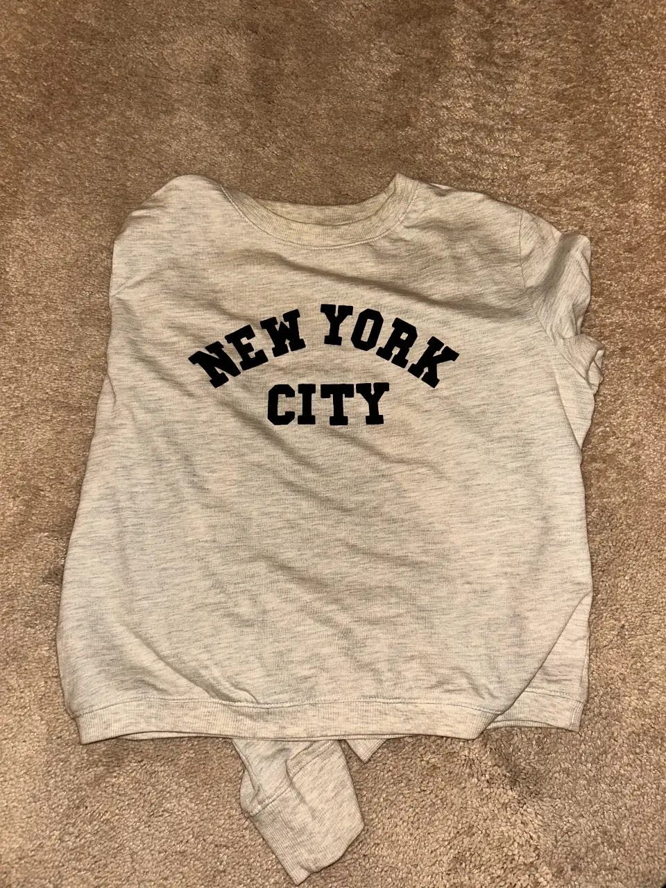 Buzo de cuello redondo gris con estampado "NEW YORK CITY". Ideal para un look casual y urbano.