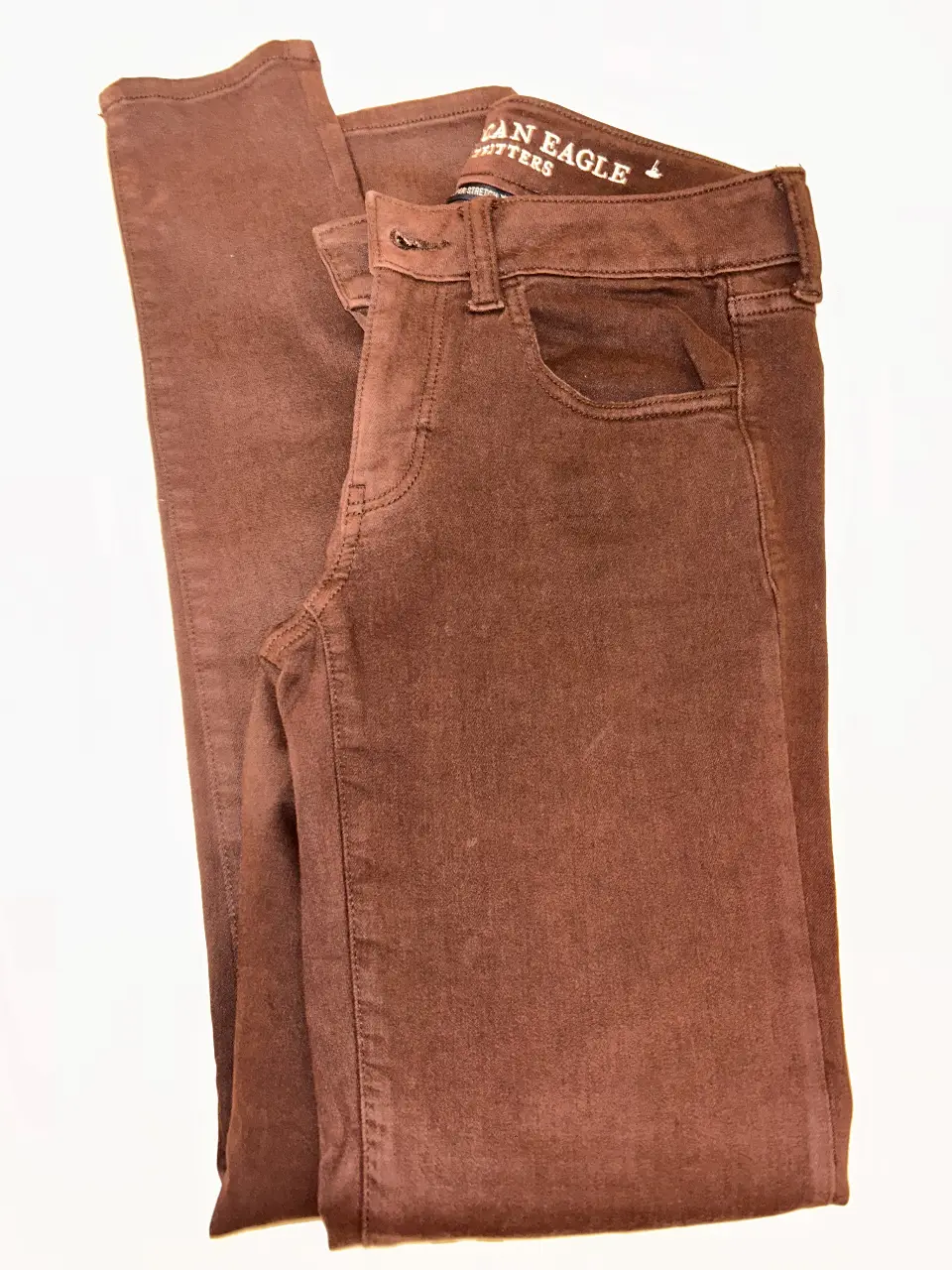 Jeans tiro alto bordó de la marca American Eagle Outfitters, color marrón. Un clásico para cualquier ocasión.