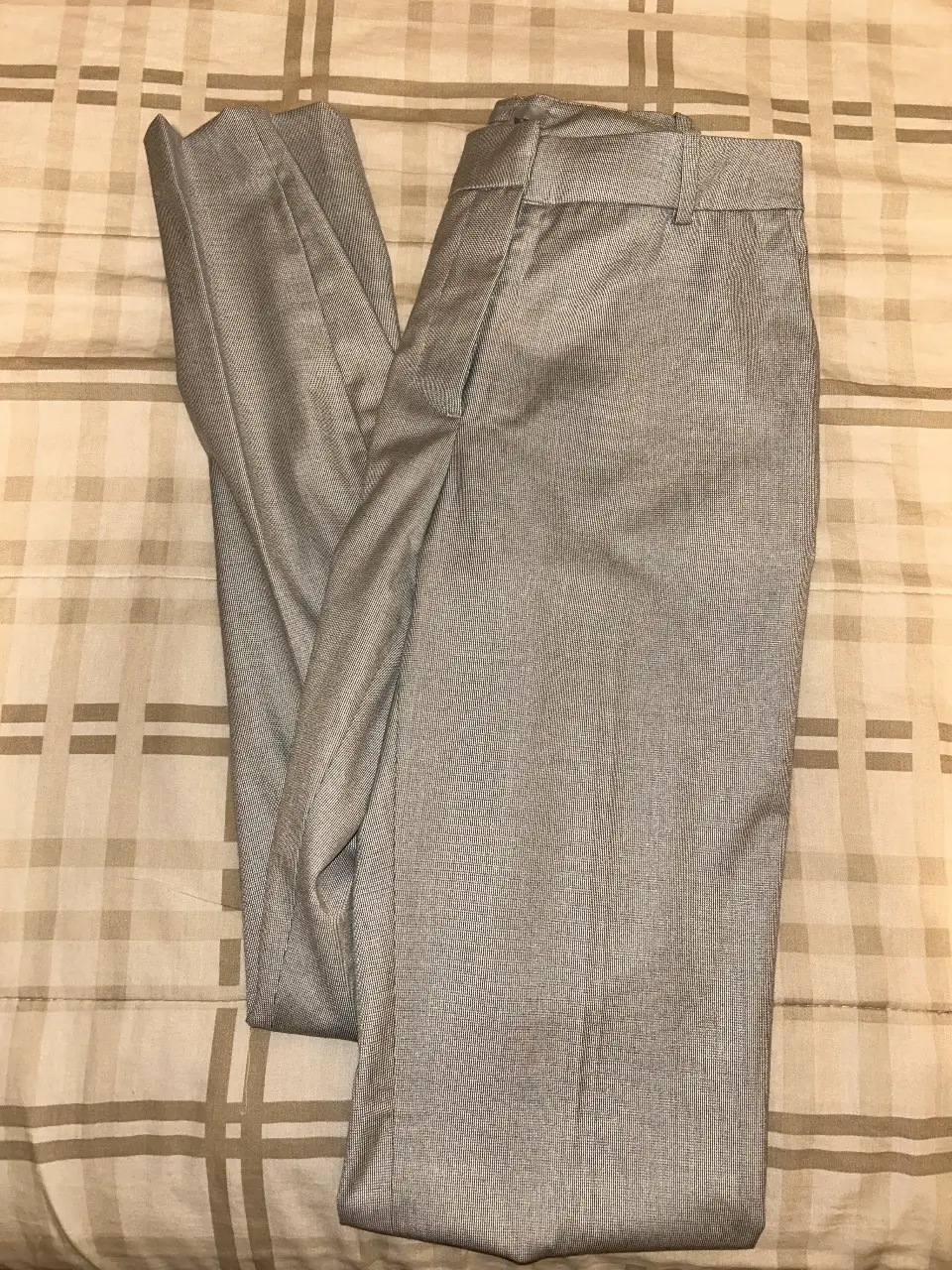 Pantalón sastrero gris de mujer, con corte recto y talle regular. Ideal para un look formal o de trabajo.