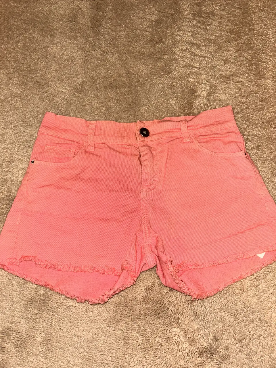 Short de jean rosa Americanino, tiro medio, con detalles desflecados en los bordes. Ideal para un look casual y fresco.