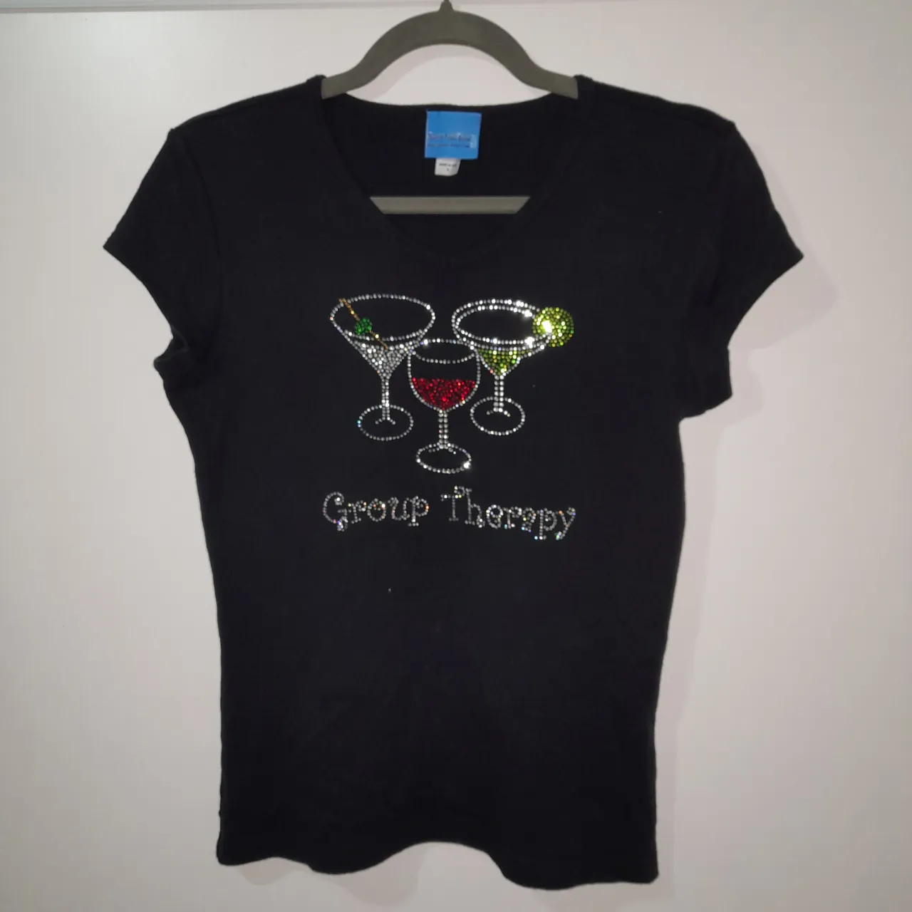 Remera y2k negra con estampa de copas de martini y la frase "Group Therapy" con strass.
