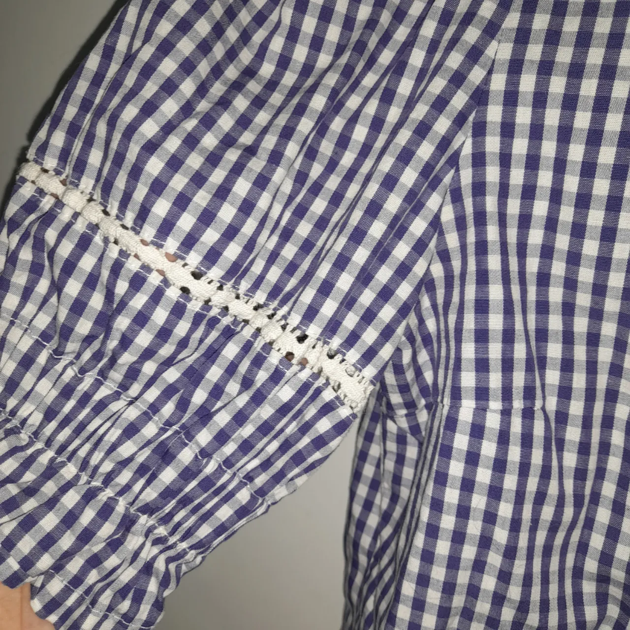 Remera Present serie - Vista 4