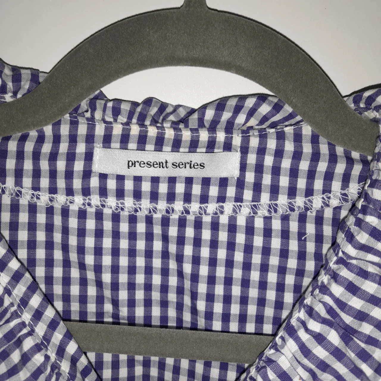 Remera Present serie - Vista 2