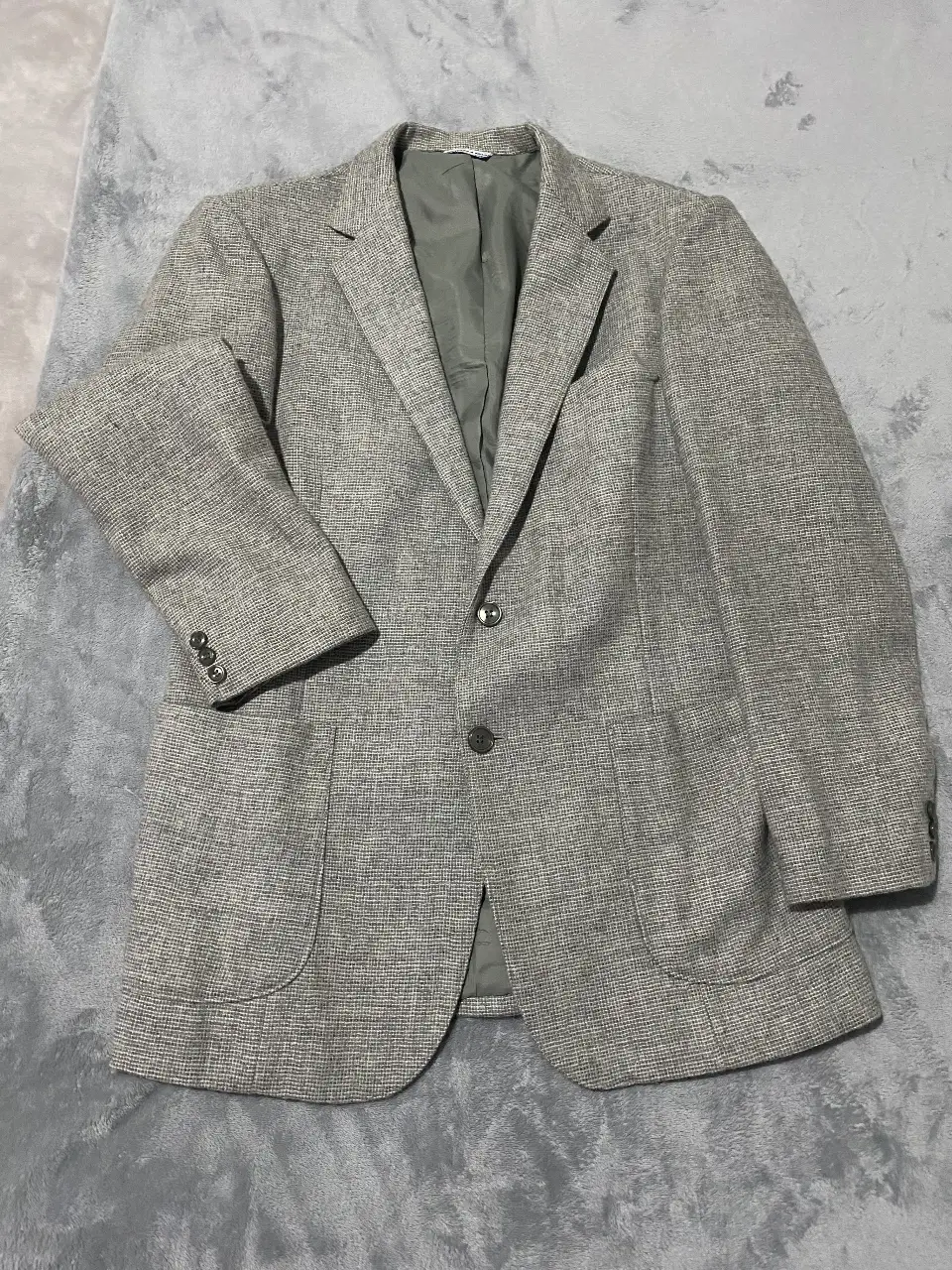 Elegante blazer oversize  gris para mujer, ideal para un look formal o semi-formal. Confeccionado en un tejido de calidad, este blazer ofrece un ajuste clásico y atemporal. Perfecto para combinar con pantalones de vestir o jeans.