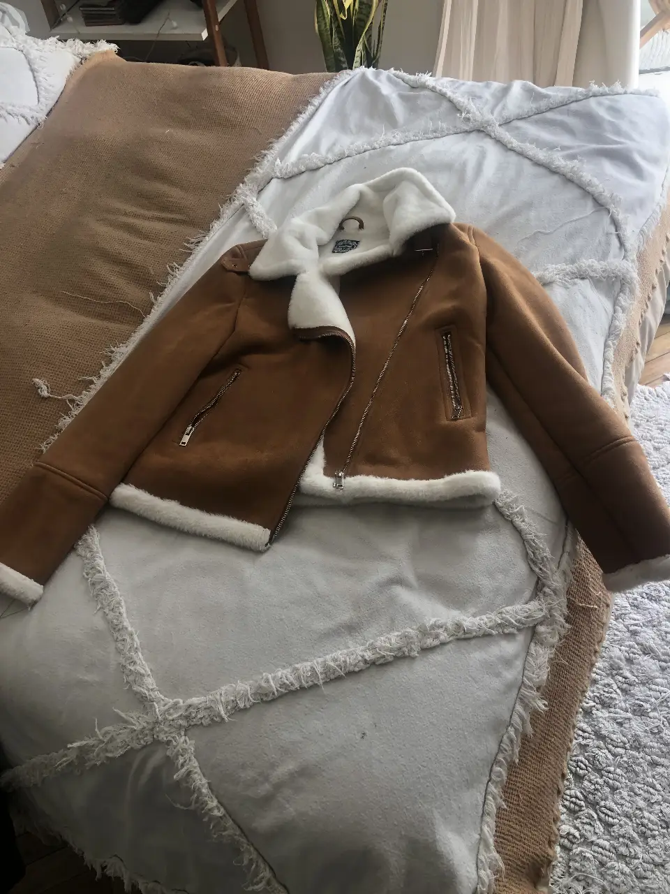 Campera biker agamuzada color suela con detalles en blanco. Cierre y bolsillos con cremalleras plateadas. Ideal para un look moderno y abrigado. marca RIMMEL. Casi sin uso. impecable estado!!! 