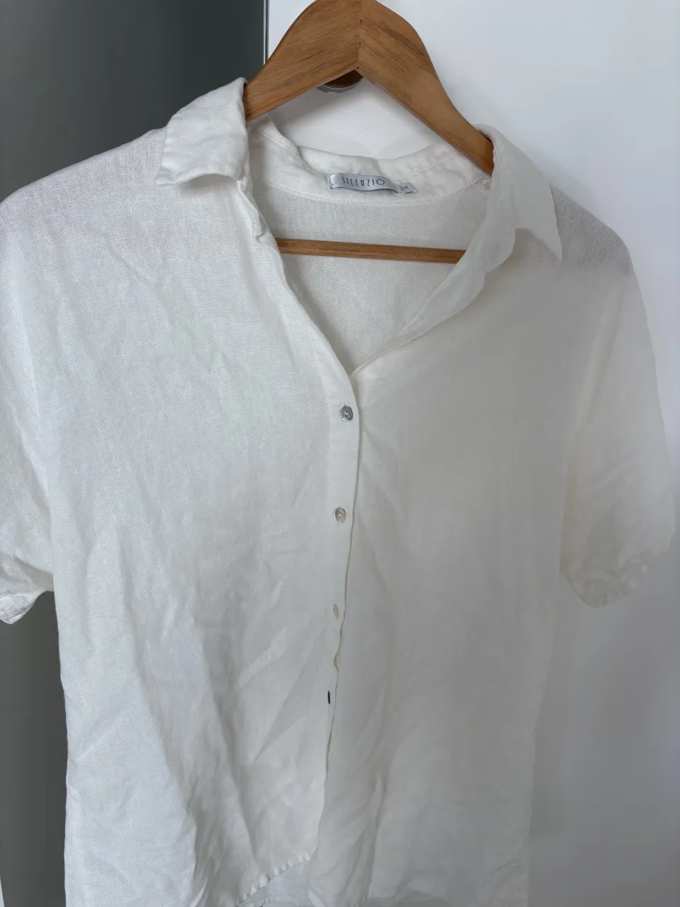 Camisa blanca de Lino, de Silenzio, talle 34, media holgada en mangas. Sin uso
